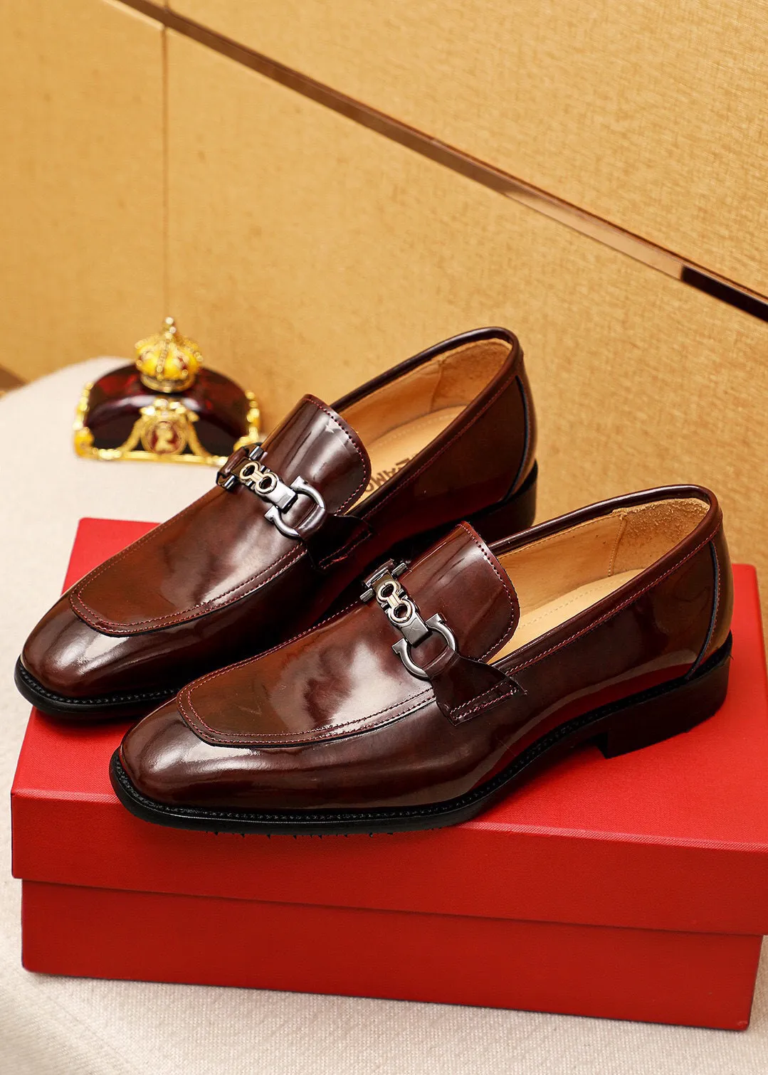 Men's shoes 💰460 💐 Product trademark: Ferragamo "Ferragamo" casual leather shoes Regular size: 38-44 (45🉑️customized) Product materials: Selected imported first-layer open-edge beaded calfskin upper + luxury hardware buckle, imported water-dyed cowhide leather lining. Strong three-dimensional visual effect, original combination outsole Color: 2⃣️colors available